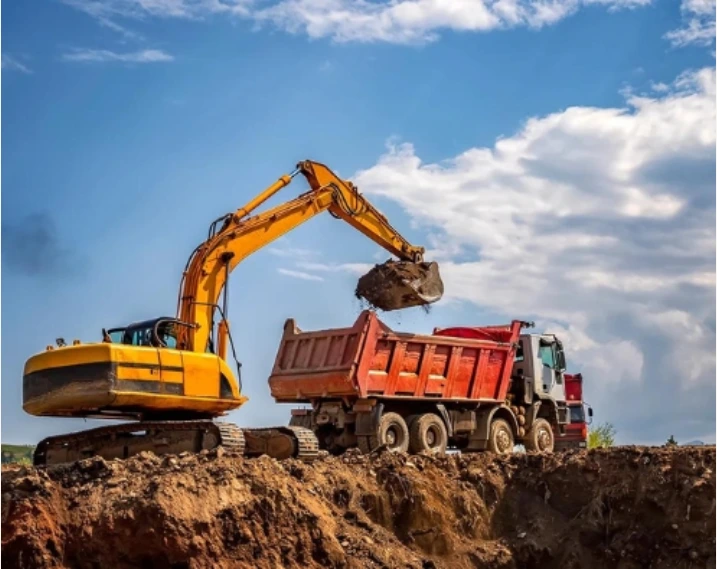 Movimiento de tierra con excavadora y camión tolva